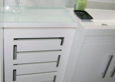 cubreradiador moderno baño blanco 1